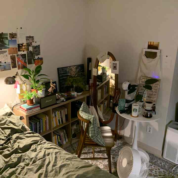 ナチュラルな色調の小さな寝室、書棚や鏡、コーヒーマシンが配置された雰囲気のあるおうちカフェ空間