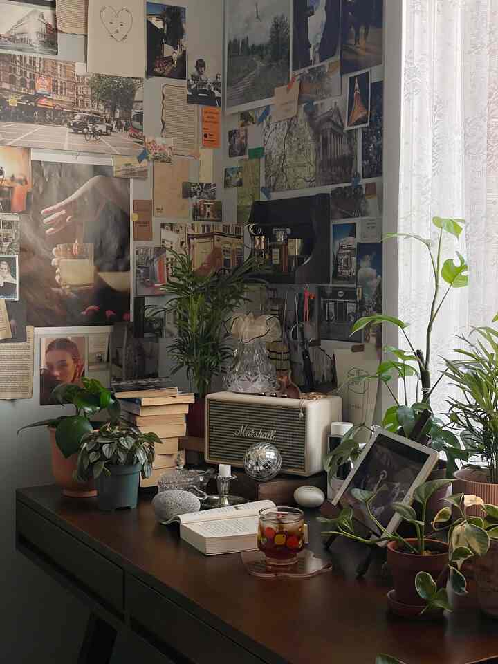 ブラウンの木目調デスクと緑豊かな植物が配置されたヴィンテージ感のある書斎空間