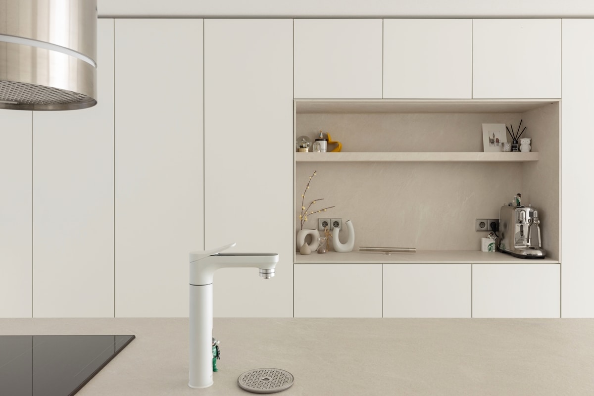 Curved Modern Ceramic Vase user photo