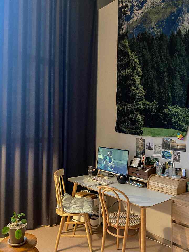 ナチュラルな木目調と白を基調としたホームオフィス、木製の椅子とすっきりとしたデスクが配置された落ち着いた作業空間