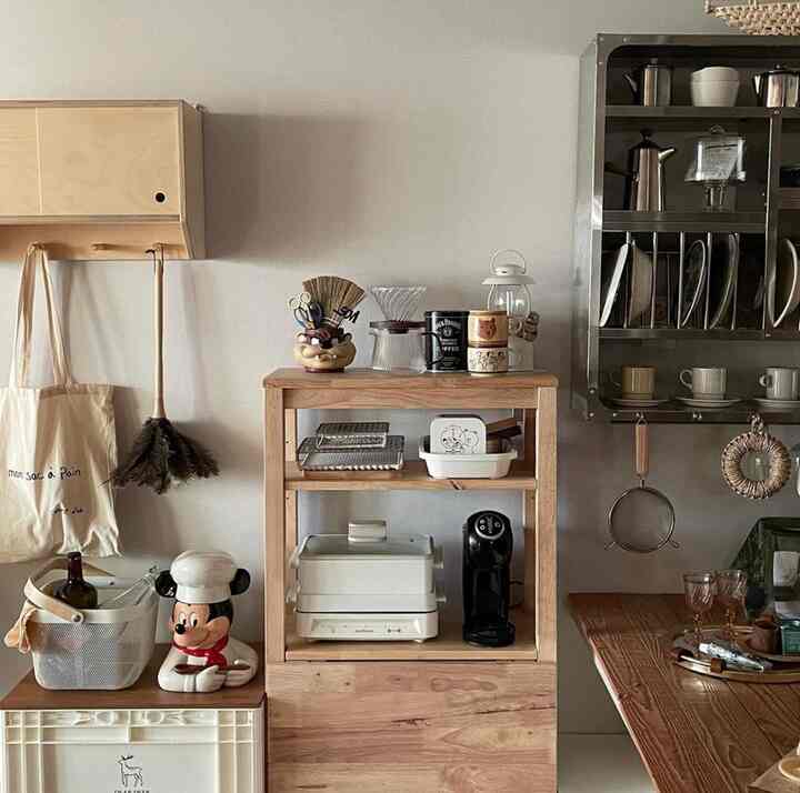 ナチュラルな色調のキッチン、木製の棚とコーヒー用品が整頓された雰囲気のあるホームカフェ