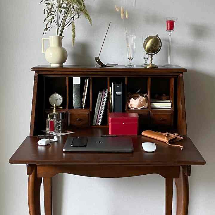 木目調のナチュラルカラーが調和したホームオフィス用のデスクが配置された雰囲気のある作業空間