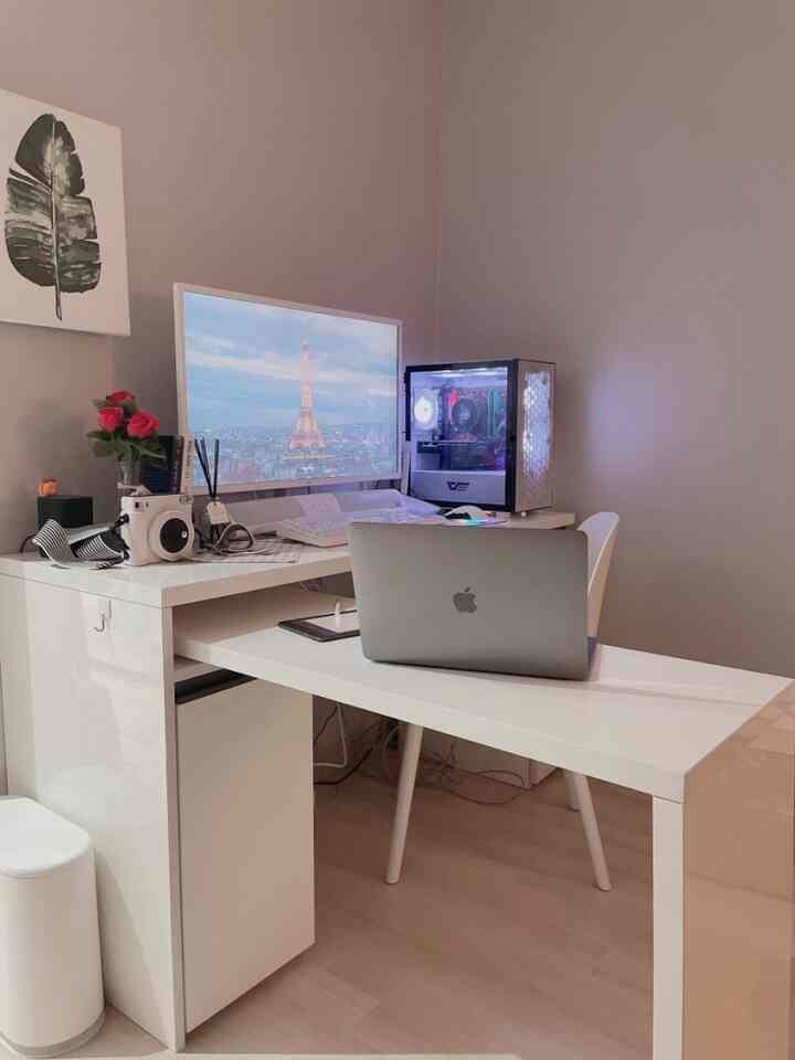 白と茶色のトーンのコンパクトなホームオフィス、白いデスクと椅子、コンピューターセットアップが配置された清潔な作業空間