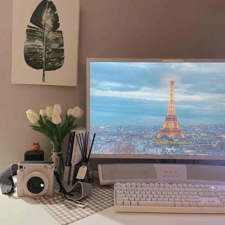 白とベージュの色調の作業スペース、机の上にモニターとコーヒードリップセットが配置された雰囲気のあるインスタ映え空間