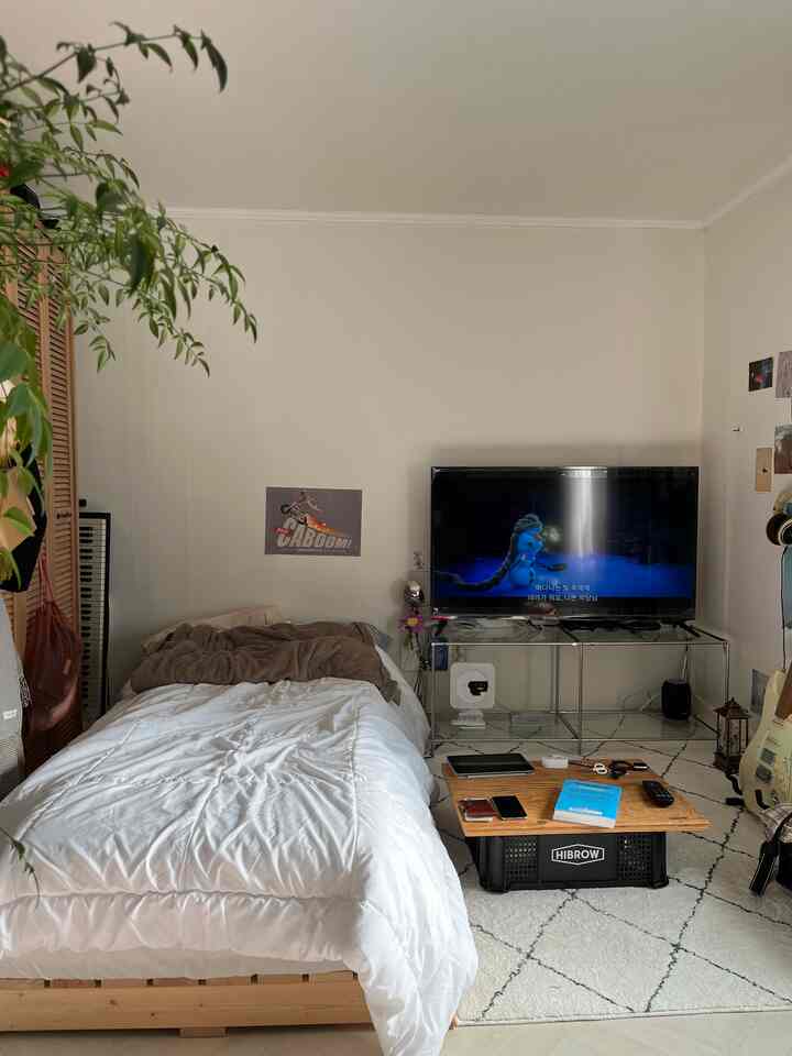 白とナチュラルウッドトーンの調和が取れた一人暮らしの寝室、シンプルでモダンな雰囲気のインテリア