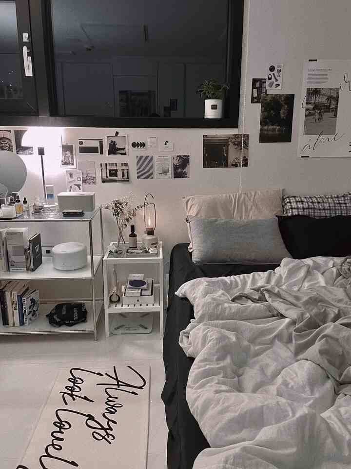 ナチュラルカラーでミニマルな寝室、整ったベッドとサイドテーブル、雰囲気ある壁のアートが配置された居心地の良い空間