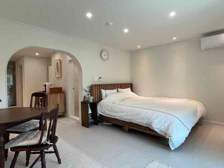 白と木目調の調和が美しい4.5畳の自然派モダンな寝室兼ダイニングスペース