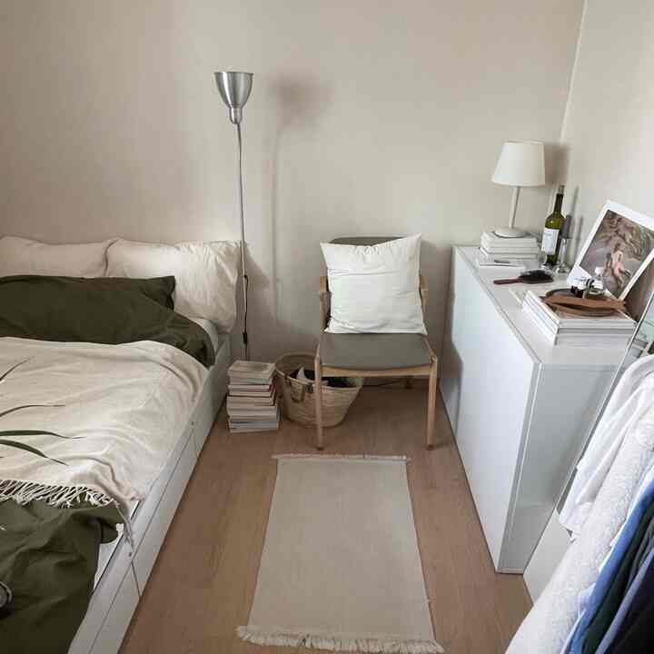 白を基調としたナチュラルウッドの家具が配された、一人暮らし向けのミニマルで清潔感のある寝室