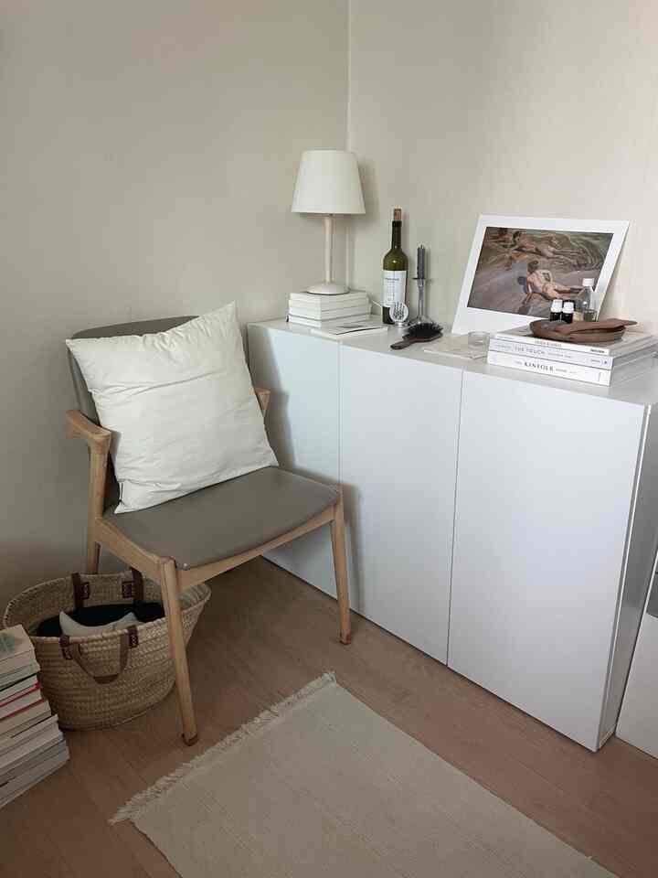 ベージュの木目調とホワイトの色調の小さなリビングスペース、自然を感じさせる要素とミニマルなインテリアが調和した空間