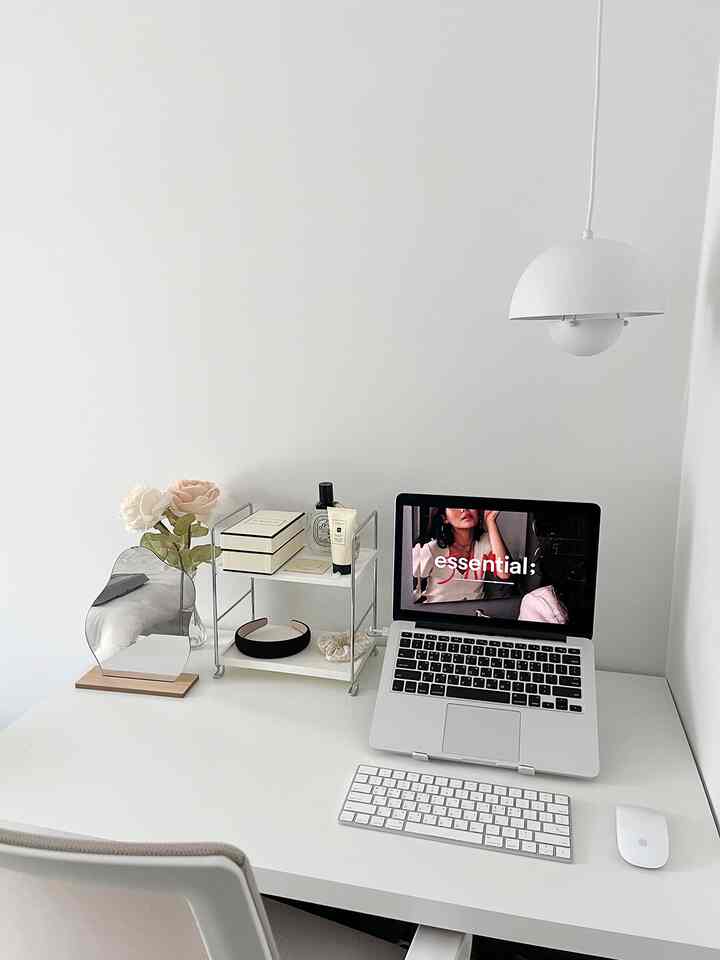 白とナチュラルカラーが調和したシンプルな一人用のホームオフィス兼化粧台空間