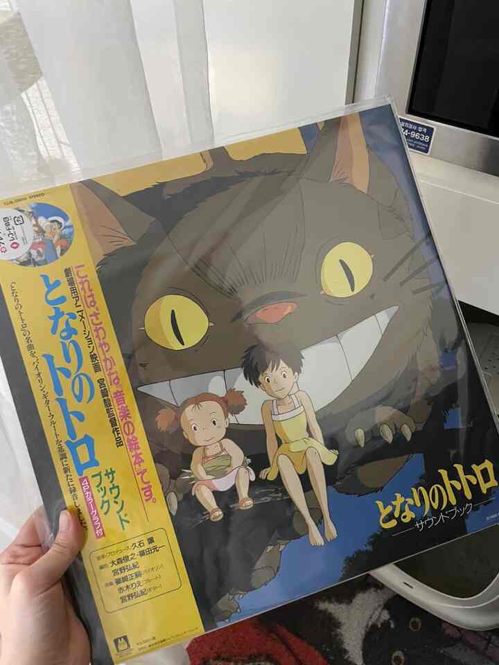 明るい白いカーテンのリビングルーム、ソファとテレビ台が配置された印象的で落ち着いたインテリア