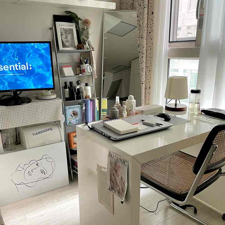 ホワイトとナチュラルカラーの調和がとれたモダンなホームオフィス空間、整然とした棚とデスクが配置された雰囲気のあるインテリア