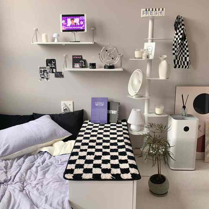 白と黒のモダンな一人暮らしの寝室、コンパクトな空間に収納と在宅勤務要素が調和したインテリア