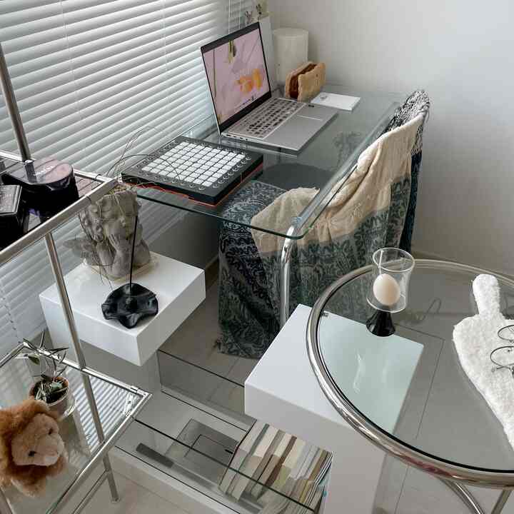 シルバーとホワイトを基調としたモジュール型ホームオフィス、ガラス製デスクや棚が配置された清潔感のあるモダンなインテリア