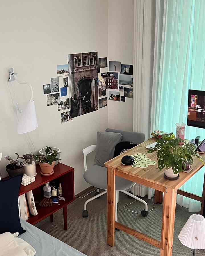 明るいナチュラルカラーとネイビーのアクセントが調和したホームオフィス兼リビングスペース、デスクとオフィスチェアが配置された落ち着いた雰囲気のインテリア