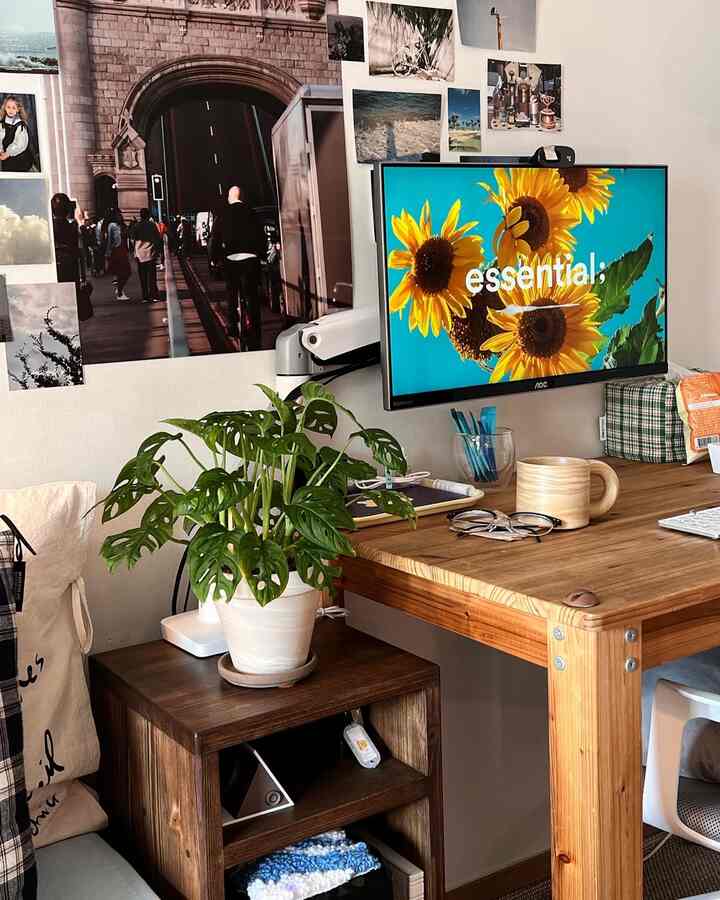 木目調のナチュラルなホームオフィス、デスクと植物が配置された落ち着いた空間