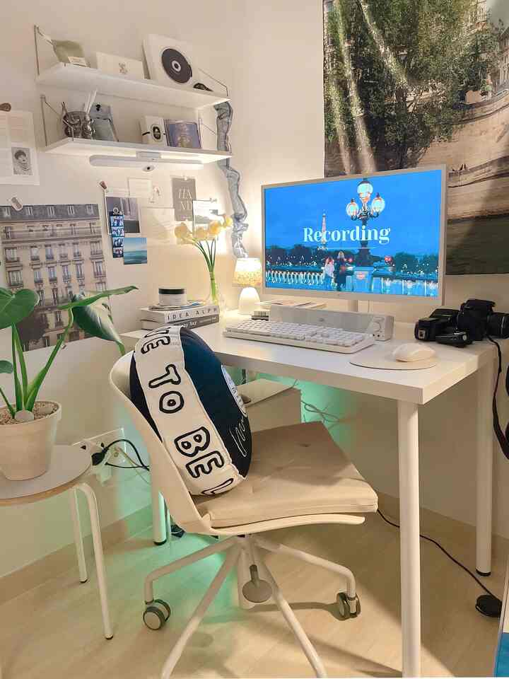 ホワイトとベージュのトーンのホームオフィス、白いデスクと椅子、ポスターと棚が配置された雰囲気のあるインテリア