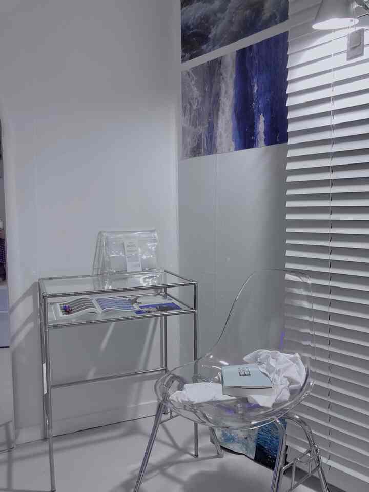 ホワイトとシルバーの色調が特徴的なコンパクトなホームオフィス、透明な家具が配置された雰囲気ある書斎風インテリア