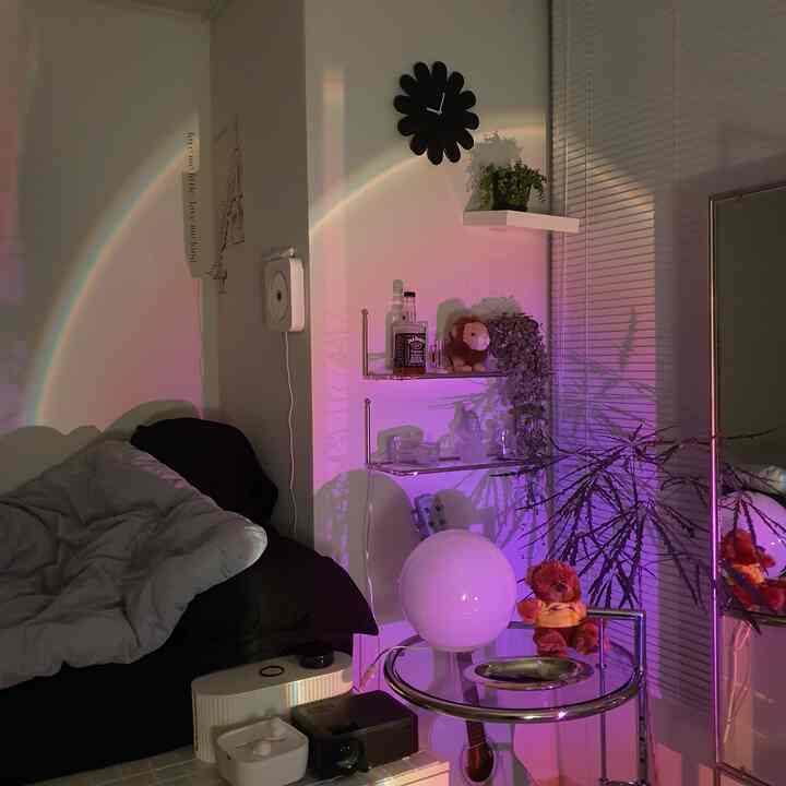 白と黒のトーンのリビング、モダンな家具とムードライトが配置された雰囲気のある空間