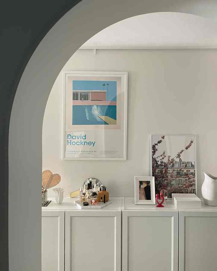 白を基調とした狭くコンパクトな廊下空間、扉付きBILLY本棚とアーチ型の門が配置された清潔感あるキッチン前のインテリア