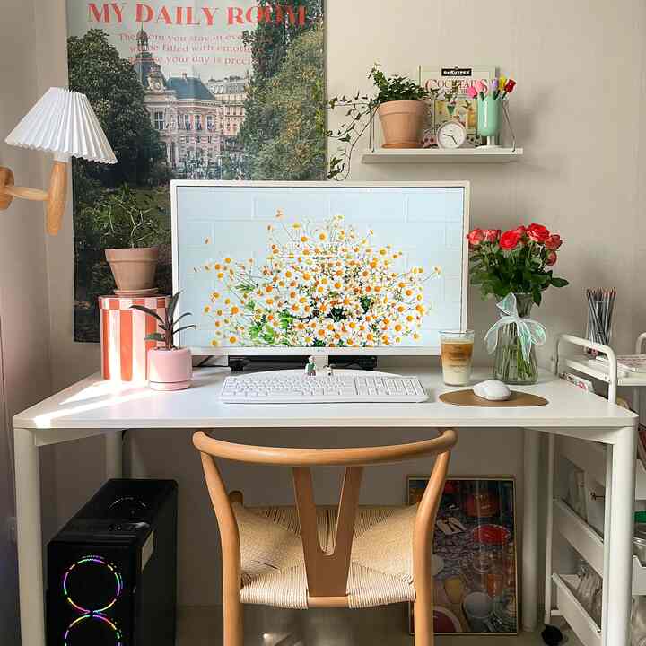 白とナチュラルな木目調が調和するホームオフィスのデスク空間、植物と花瓶が配置された雰囲気のあるインテリア