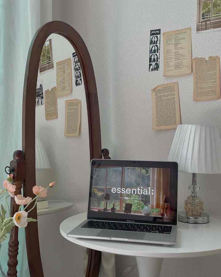 ホワイトとブラウンの木目調が調和したホームオフィス、ラウンドテーブルにノートパソコンとプリーツランプが置かれた落ち着いた雰囲気のインテリア