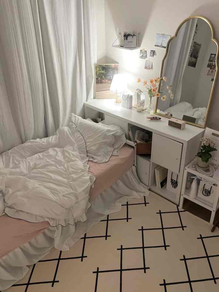 ホワイトとベージュのトーンの寝室、ベッドと棚が配置された清潔で居心地の良い空間