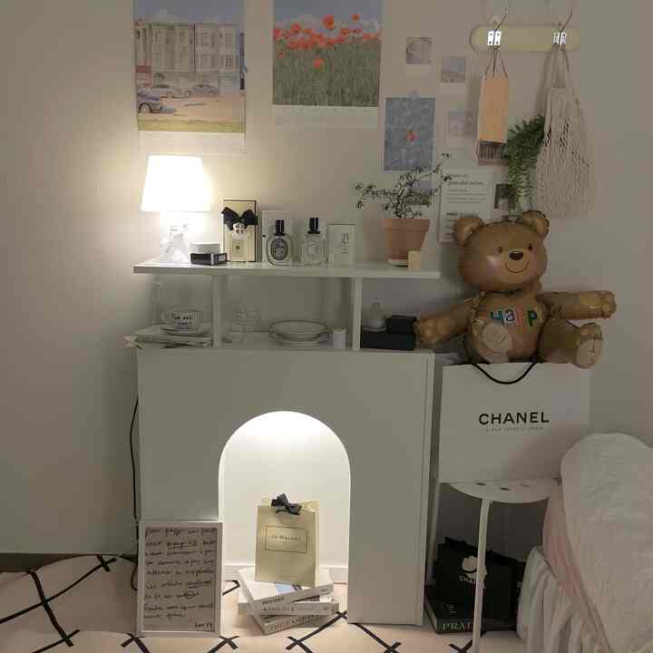 白を基調としたかわいい小物と照明が配置されたコンパクトな部屋の角