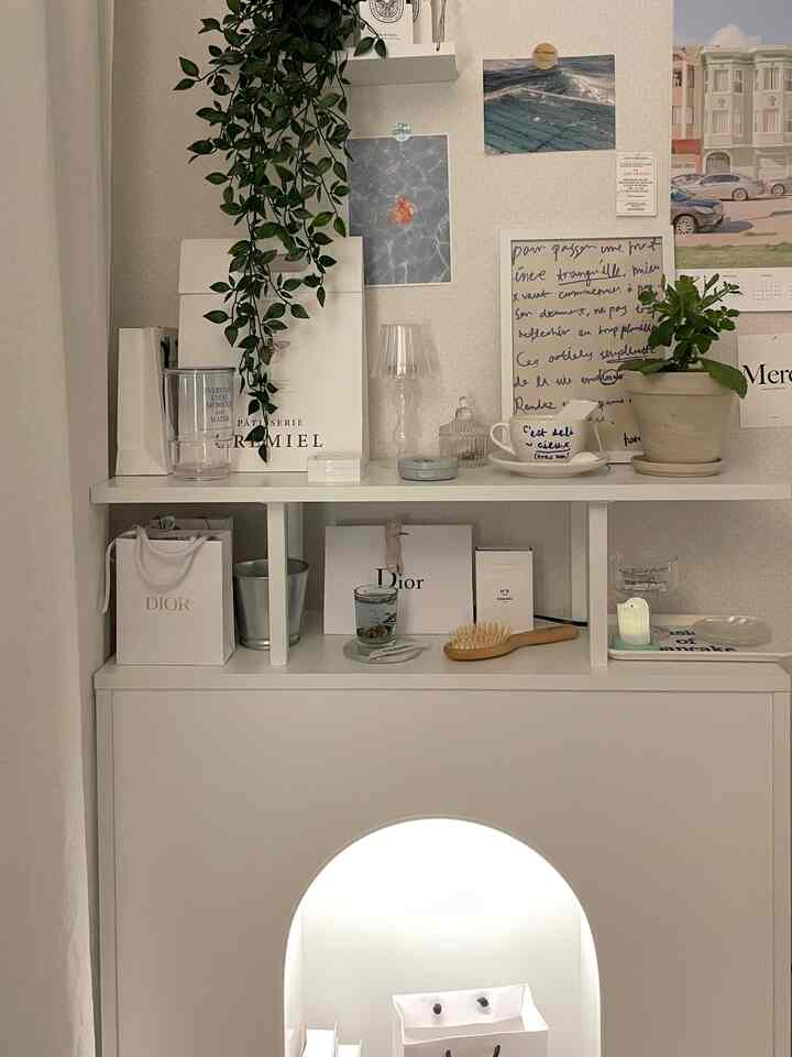 白を基調としたリビングのコンソールテーブルに植物や様々なオブジェが配置された、シンプルで自然な雰囲気のインテリア