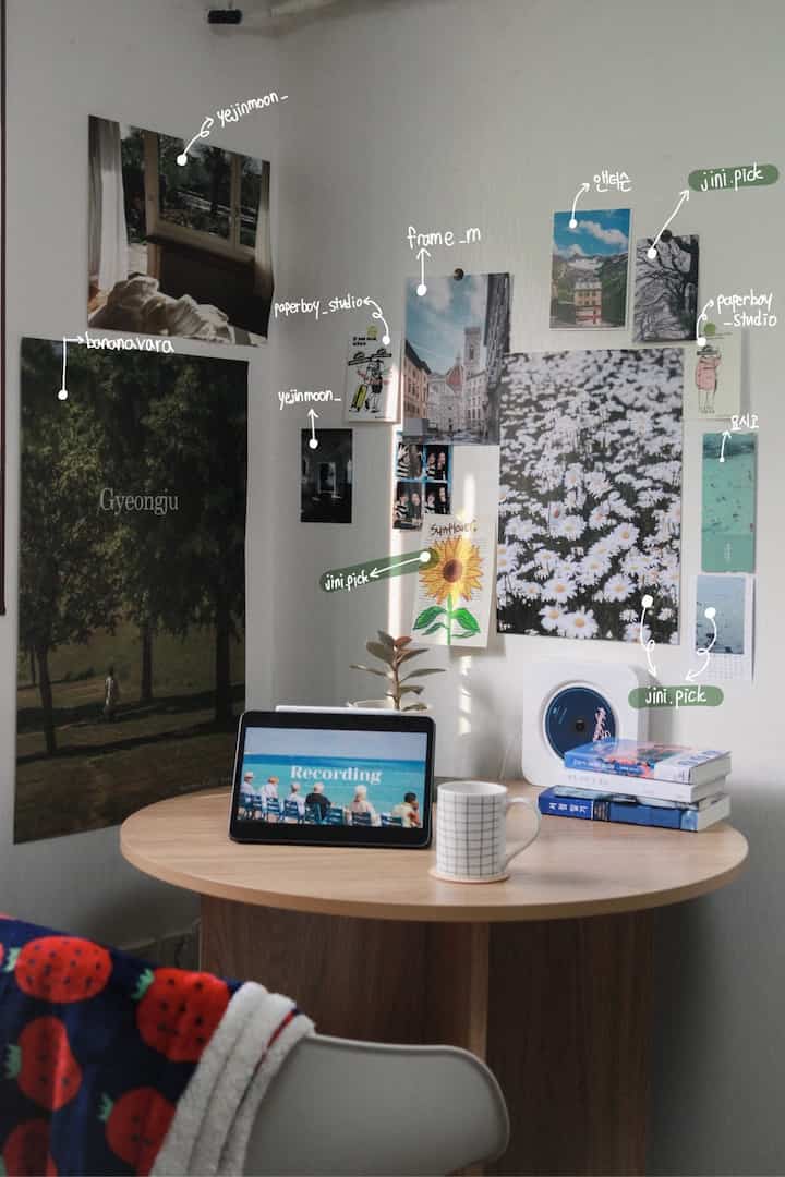 ナチュラルな木目調の小さな部屋の角に丸い木製テーブルとアームチェアが配置された、雰囲気のあるおうちカフェ風インテリア