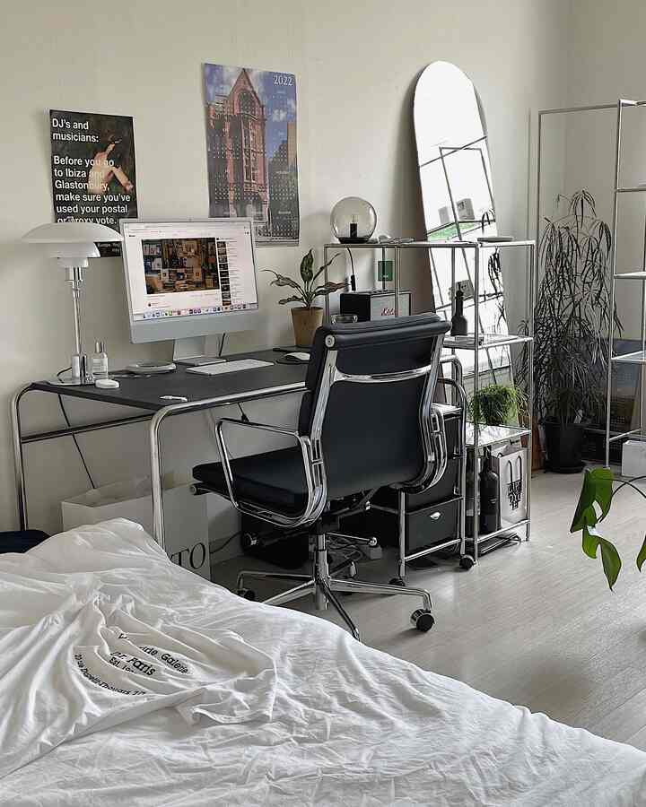 ホワイトとブラックの調和が際立つ一人暮らし向けのコンパクトなホームオフィスと寝室空間