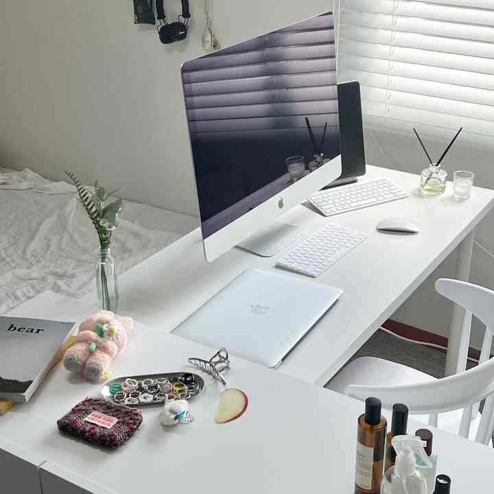 ホワイトトーンの寝室とホームオフィス、清潔感あるデスクとコンピューターが配置されたミニマルなインテリア