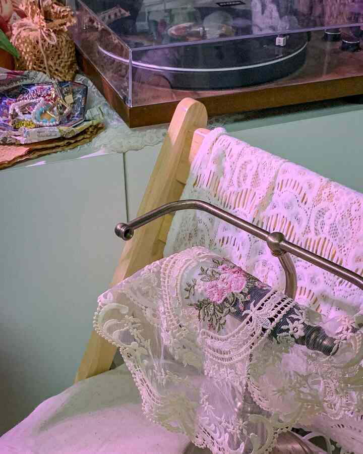 アイボリーとホワイトトーンのヴィンテージスタイルの空間、木製の椅子にフレンチ刺繍のレース生地が置かれた雰囲気のあるインテリア