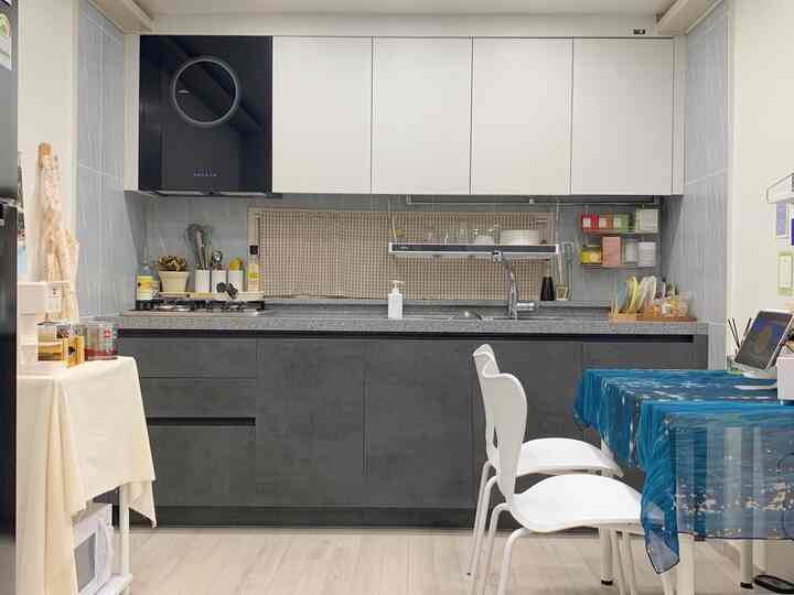 ホワイトとブラックのモノトーン調のキッチン空間、シンプルで清潔感のある居心地の良いキッチンおよびリビングエリア