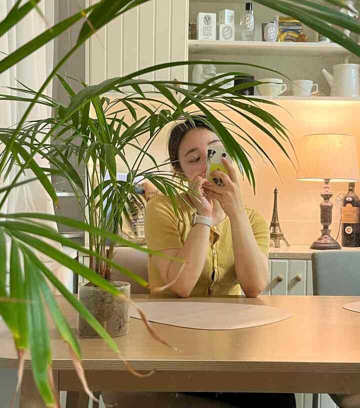 ナチュラルな木目調とホワイトのダイニングルーム、広いテーブルと多彩なインテリア小物が配置された雰囲気のある空間