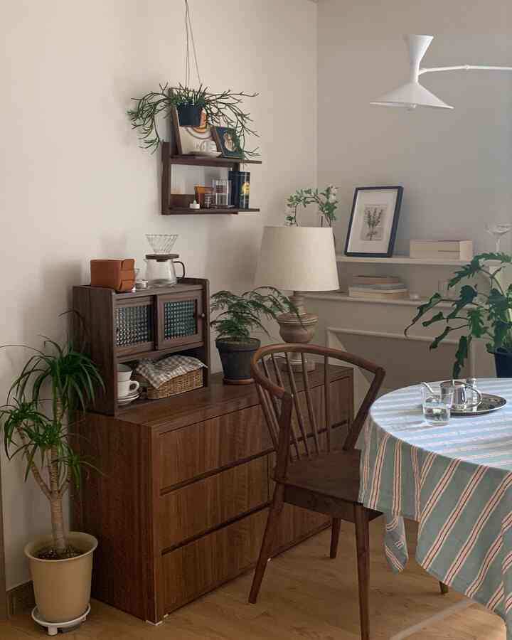 ナチュラルな色調のリビングダイニング、木製家具とテーブルクロスが配置された雰囲気のある空間