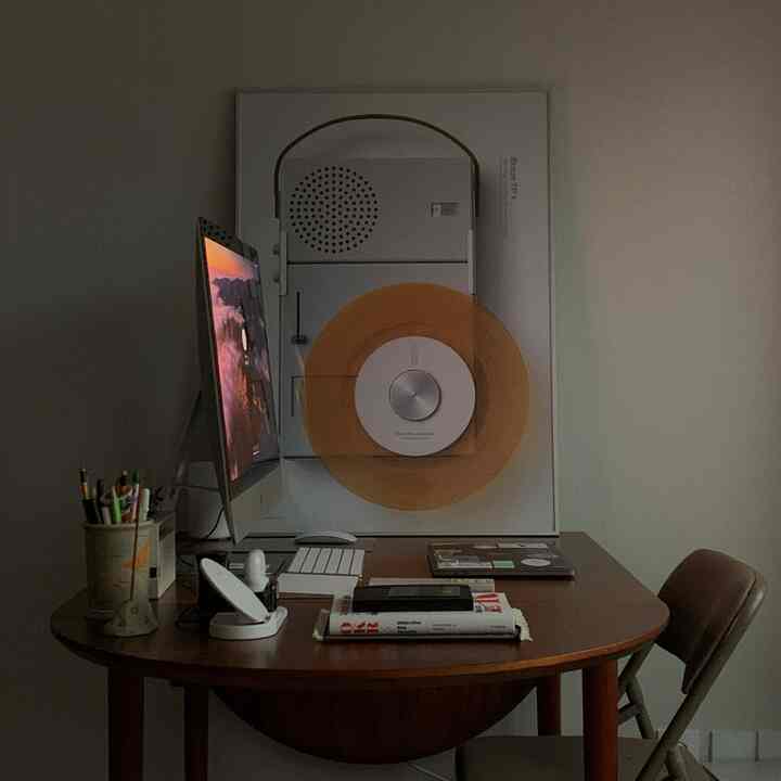 温かみのあるブラウン調のホームオフィス、モダンなデスクとオフィスチェアが配置されたシンプルな作業空間