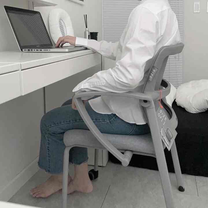 ホワイトとグレーのモノトーン調のホームオフィス、L&C Stendalのデスクとグレーのオフィスチェアが配置された洗練された在宅勤務環境