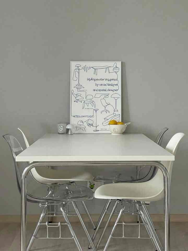 アイボリー色と透明な椅子が配されたモダンな4人用ダイニングルーム、清潔でシンプルな雰囲気のインテリア