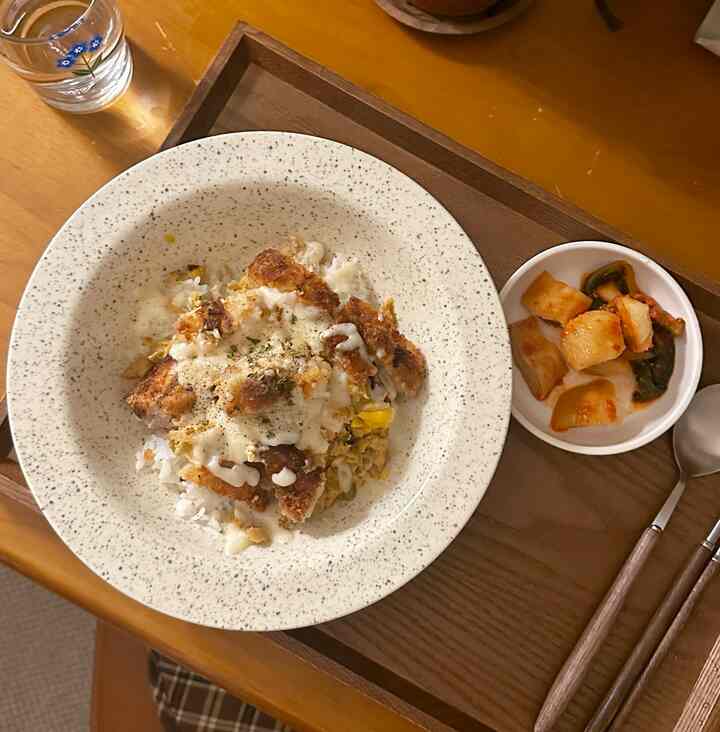 木目調のダイニングテーブルにモンタゴムの木製トレイと整然と並べられた皿や器、カトラリーが配置されたシンプルで温かみのあるおうちカフェの雰囲気のあるインテリア