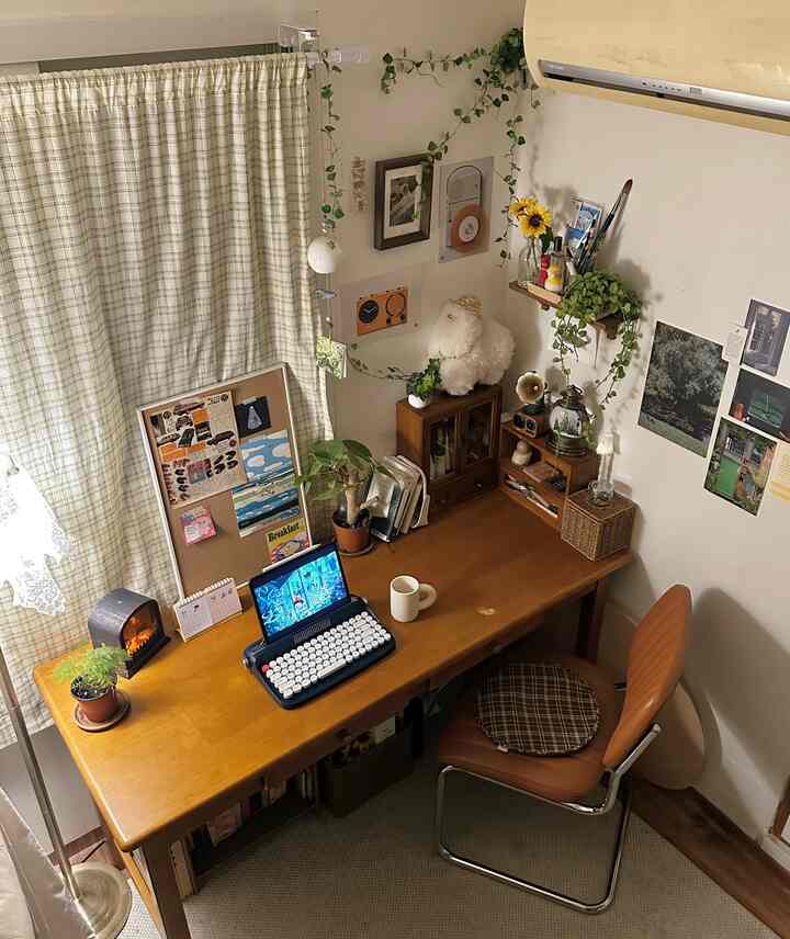 ナチュラルなブラウン調の書斎、木製デスクとチェア、植物や壁飾りが配置された雰囲気のあるホームオフィス