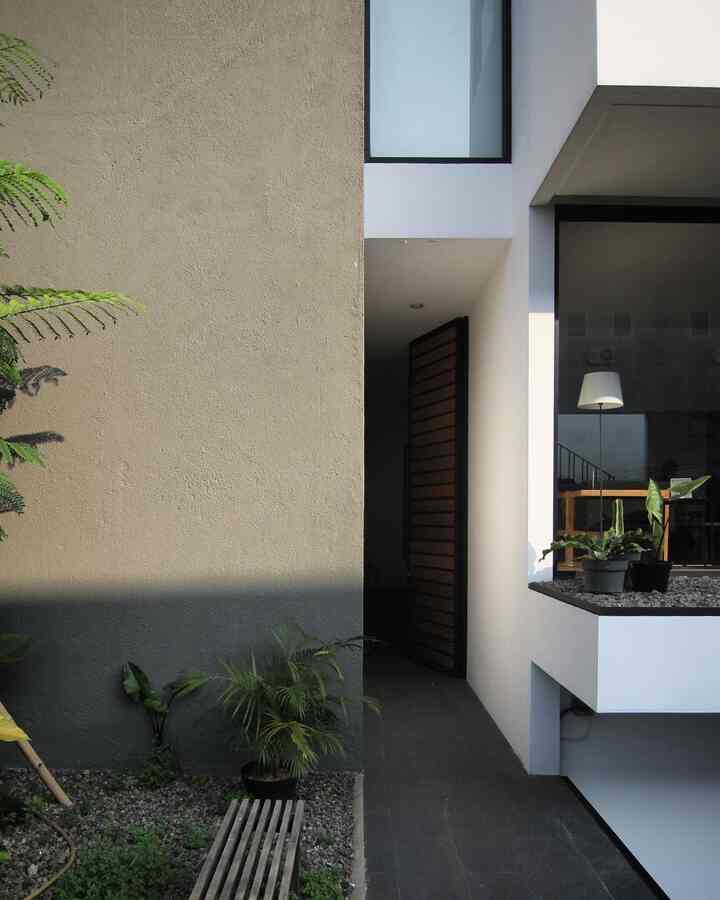 Rumah Penuh Cahaya dan Bayangan 