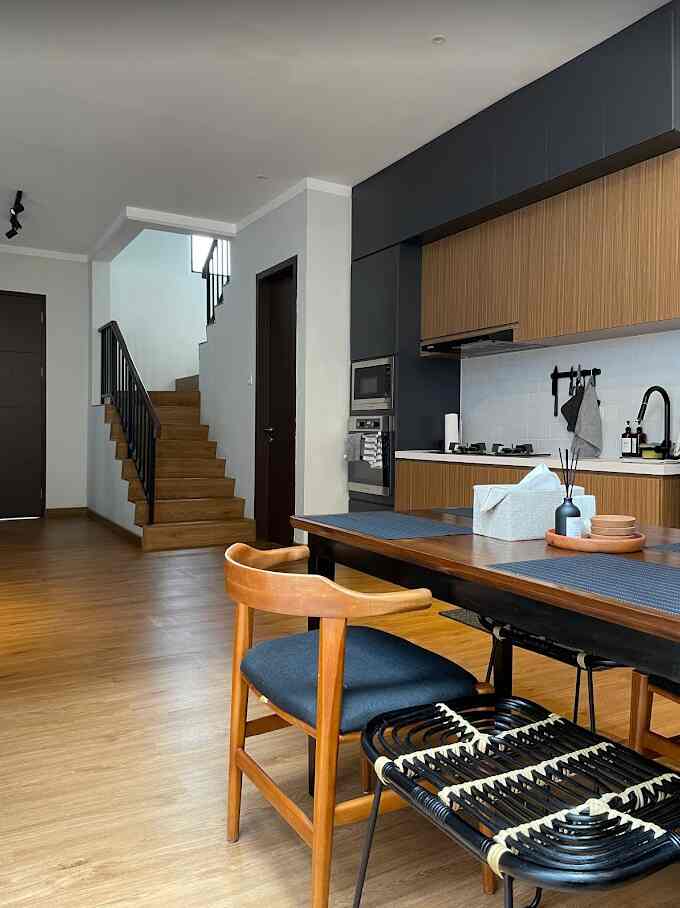 Rumah 'Bumi' Bernuansa Hitam