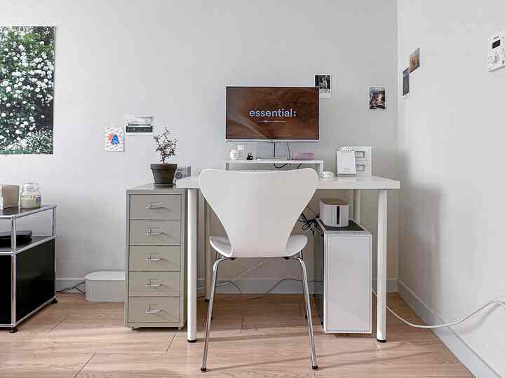 白と木目調が調和したシンプルな一人用ホームオフィス、整ったデスクと椅子が配置された落ち着いた仕事空間