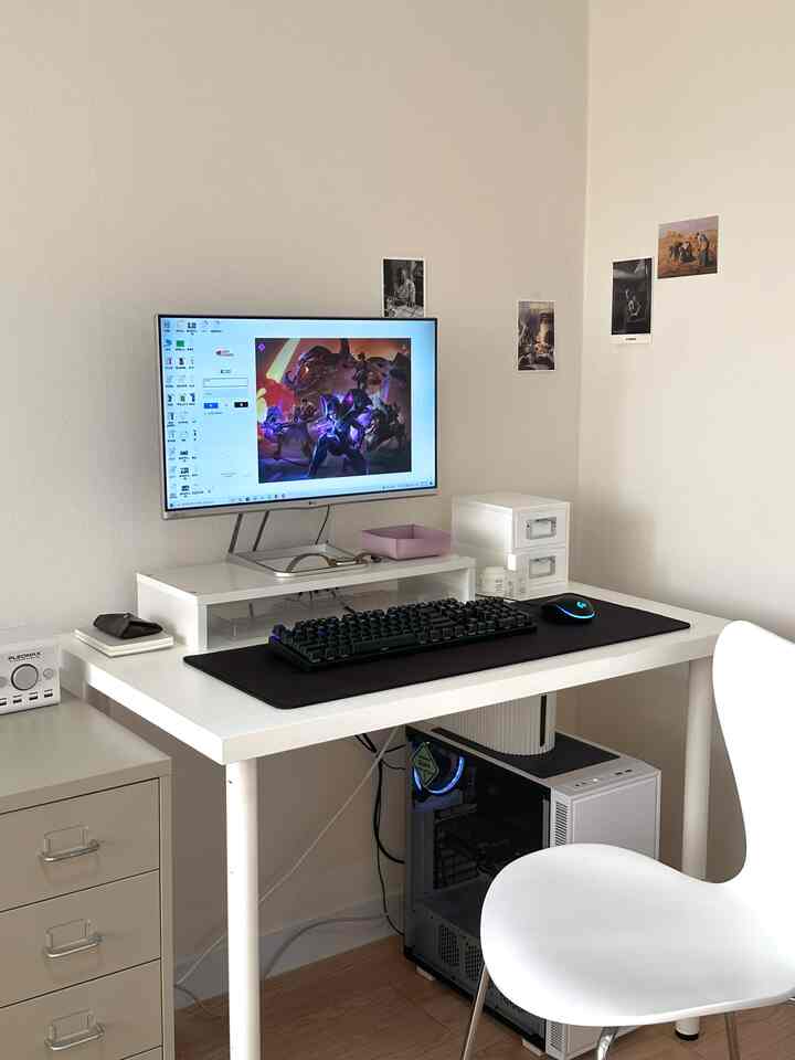 白を基調とした狭い部屋に配置されたシンプルなコンピューターデスクと椅子のあるモダンなゲームルーム