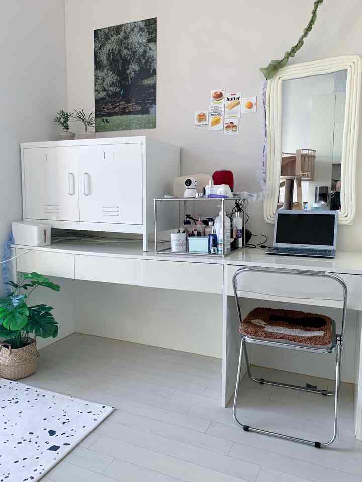 白を基調とした化粧台と鏡が配置された、猫と暮らす清潔感のあるホームオフィス空間