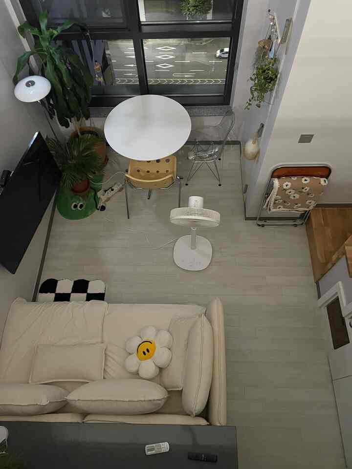 明るいホワイトトーンのダイニングルーム、中央に丸テーブルと椅子が配置された居心地の良いコンパクトな空間