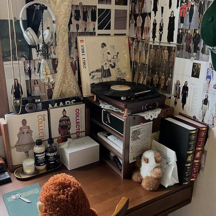 温かみのある木製デスクとレトロなターンテーブルが置かれた趣味の空間