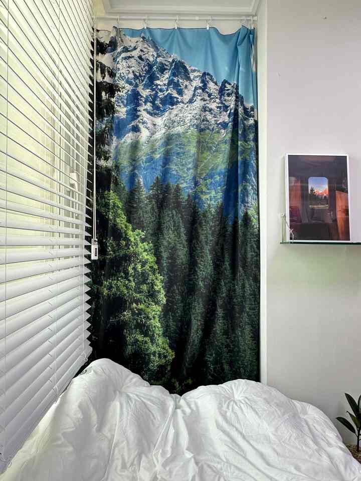 白とナチュラルな色調の寝室、ファブリックポスターとブラインドが配置された自然の雰囲気のあるインテリア