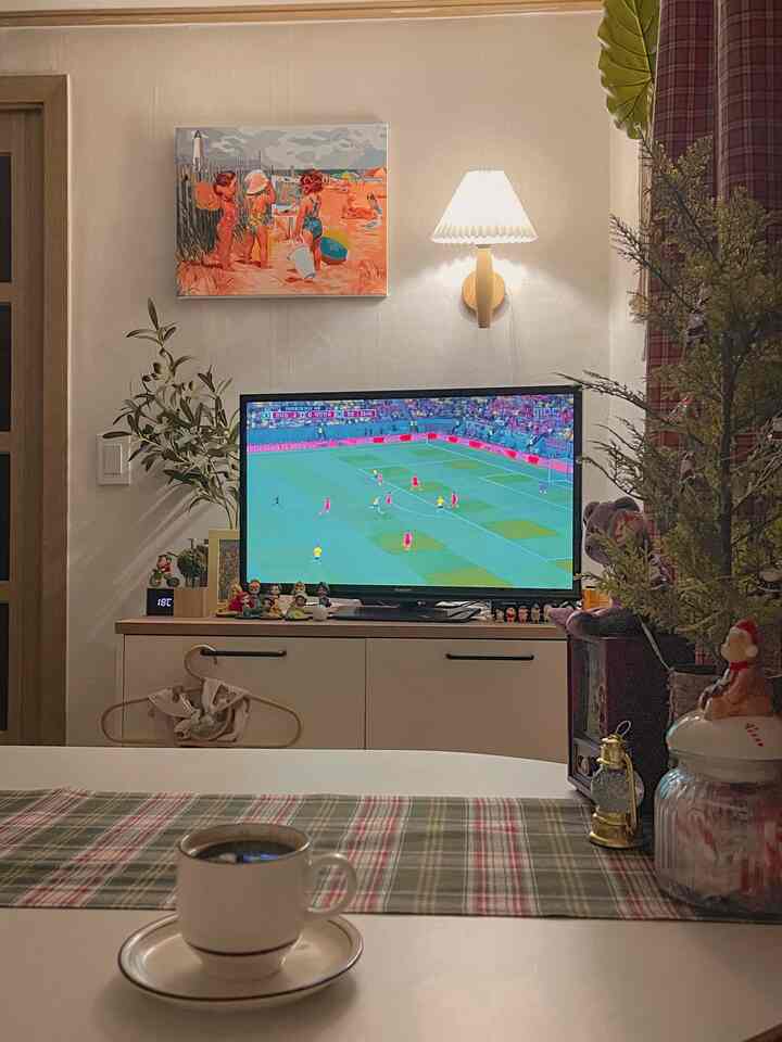 白と茶色のトーンのリビングルーム、テレビ台とコーヒーテーブルが配置されたヴィンテージで居心地の良い空間